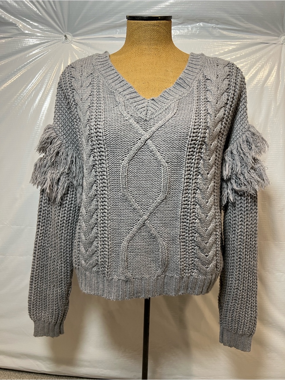 Everly Cable Knit Boho Grey Sweater Fringe Sleeves Women’s Size Medium ET3460